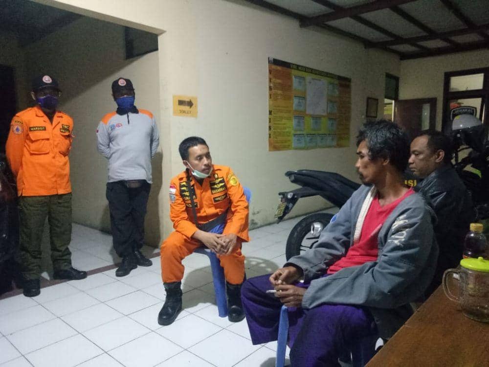 Supardi dijemput oleh Tim SAR di Polsek Turi. Dok: Basarnas DIY