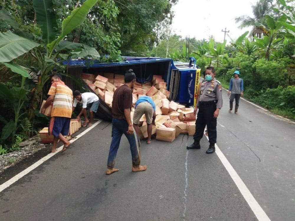 Truk Pengangkut Bantuan COVID-19 Terguling di PurbaIingga