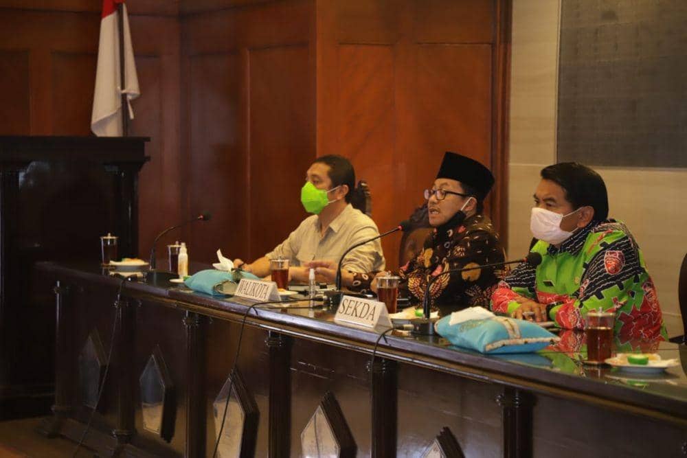 Wali Kota Malang, Sutiaji memimpin rapat koordinasi penyusunan Perwal transisi new normal. Dok/ Humas Pemkot Malang