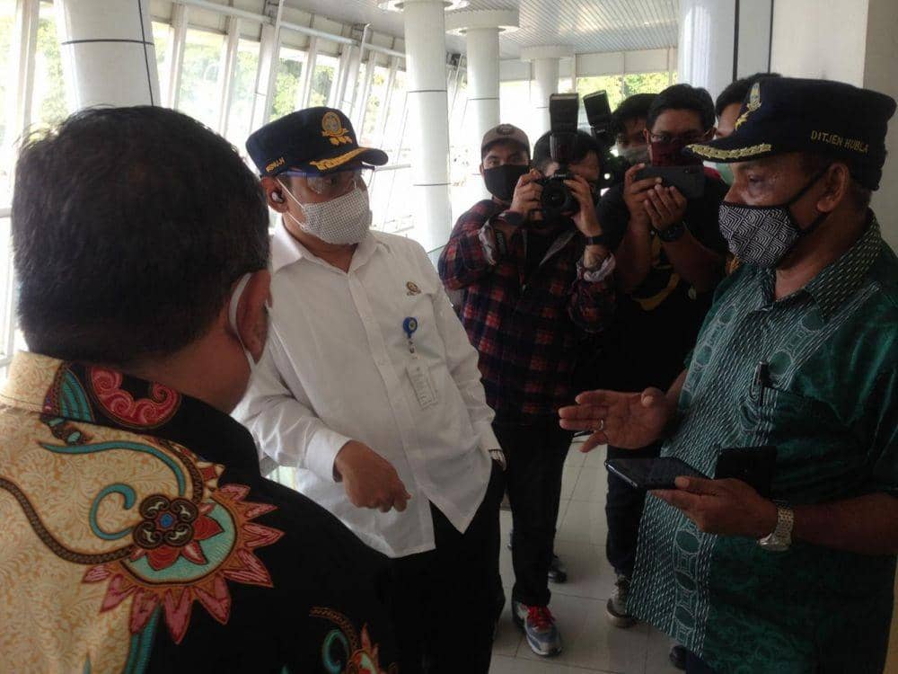 Direktur Lalu Lintas dan Angkutan Laut (Dirlala), Ditjen Hubla Capt. Wisnu Handoko meninjau kesiapan Pelabuhan Semayang, Balikpapan untuk melaksanakan new normal (IDN Times/Hilmansyah)