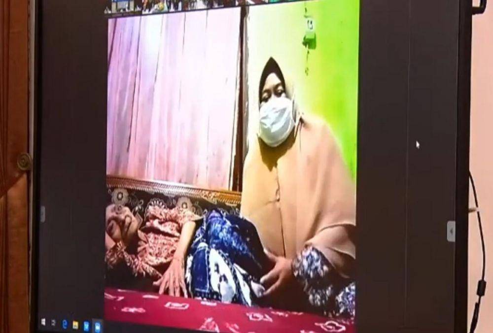 Kamtin (kiri) dan Siti Aminah saat video conference dengan Gubernur Jatim Khofifah Indar Parawansa, Jumat malam (29/5). Dok Humas Pemrov Jatim.