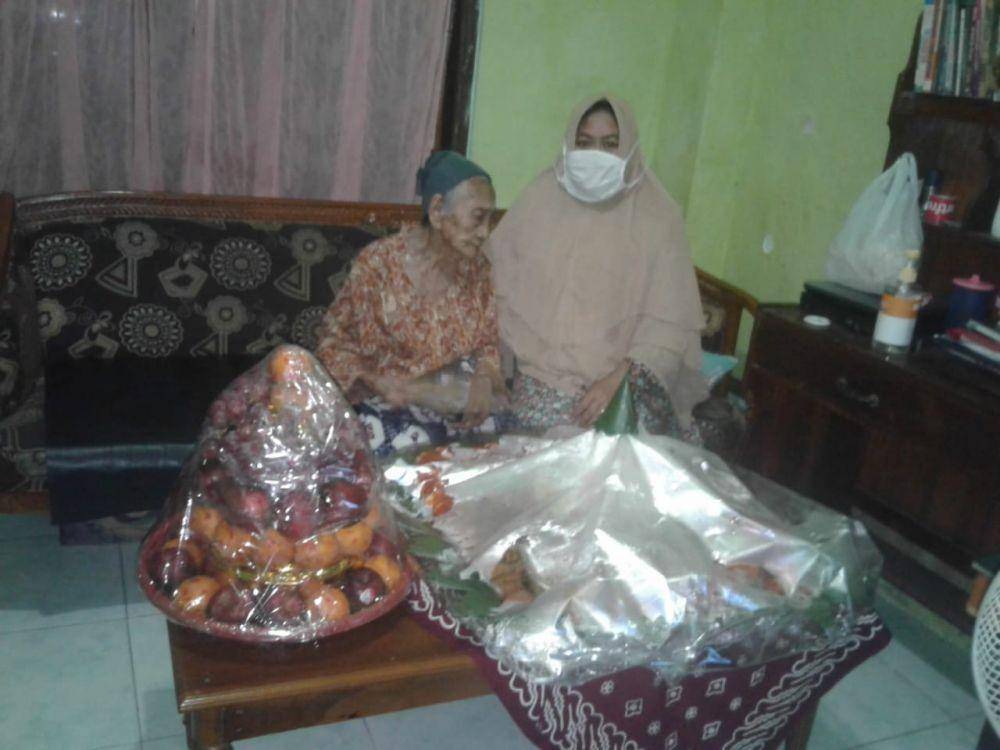 Kamtin (kiri), saat menerima tumpeng dari Pemprov Jatim atas rasa syukur karena sembuh dari COVID-19. Siti Aminah for IDN Times
