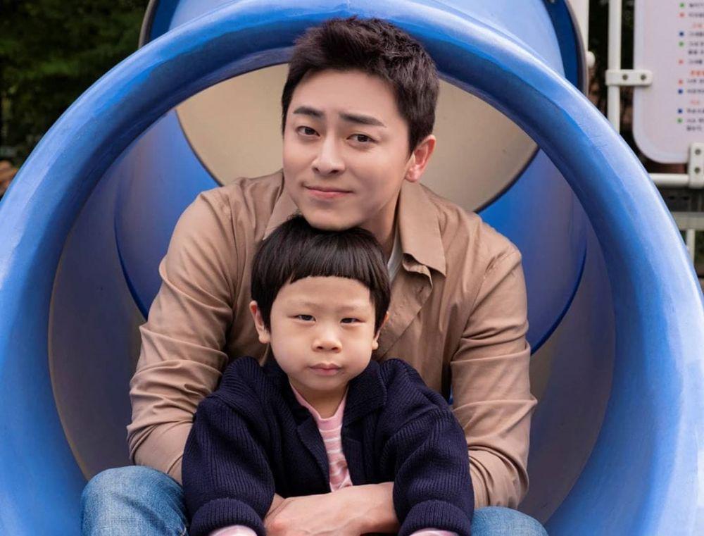 Imut Banget, 9 Potret Menggemaskan Uju & Ik-Jun di Hospital Playlist