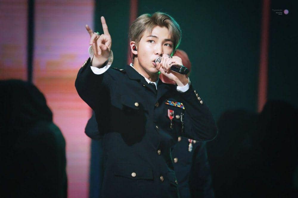 11 Potret Outfit Mewah yang Pernah Dipakai RM BTS, Suit Hingga Hanbok