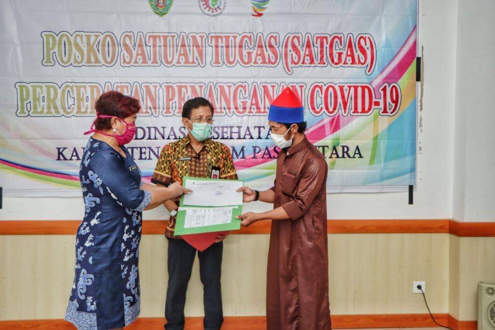 Direktur RSUD PPU, dr. Grace dan Kepala Dinkes dr Arnold serahkan surat sehat pada pasien sembuh beberapa waktu lalu (IDN Times/Ervan Masbanjar)