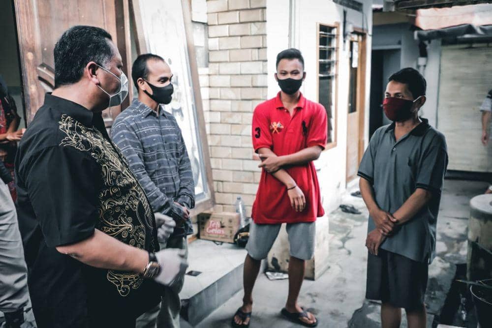 Wakil Wali Kota Surabaya Whisnu Sakti Buana saat menyambangi kampung yang 18 warganya sempat diisolasi di hotel, Minggu (31/5). IDN Times/Dok. Istimewa