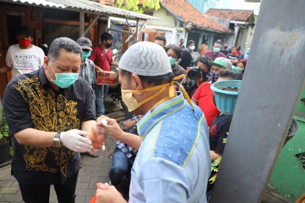 Wakil Wali Kota Surabaya Whisnu Sakti Buana saat menyambangi kampung yang 18 warganya sempat diisolasi di hotel, Minggu (31/5). IDN Times/Dok. Istimewa