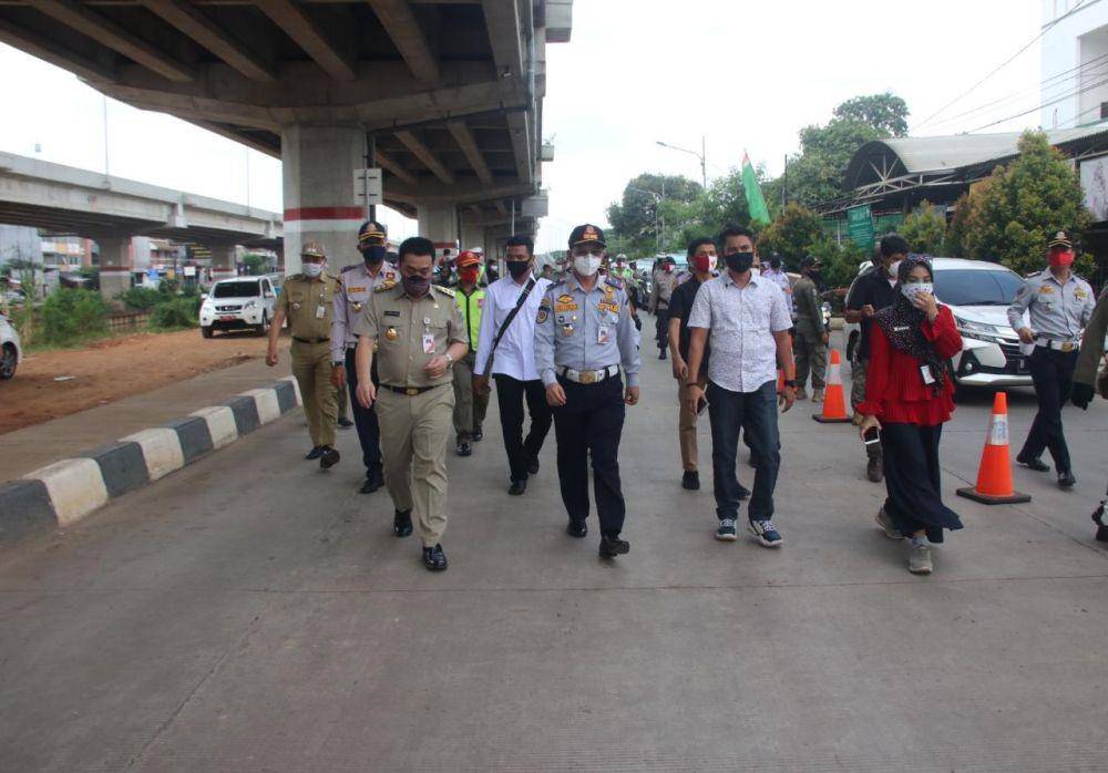 Wakil Gubernur DKI Jakarta Ahmad Riza Patria melakukan peninjauan PSBB di sejumlah check point (Dok. Humas Pemprov DKI Jakarta)