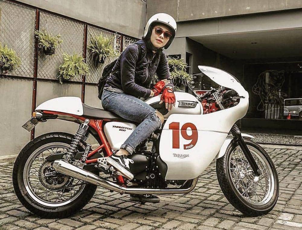 Vespa hingga Moge, 10 Potret Kece Dian Ayu Saat Naik Motor
