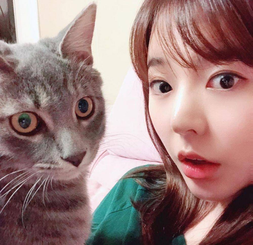 Sama-sama Bikin Gemas! 9 Potret Sunny SNSD dengan Kucing Kesayangan
