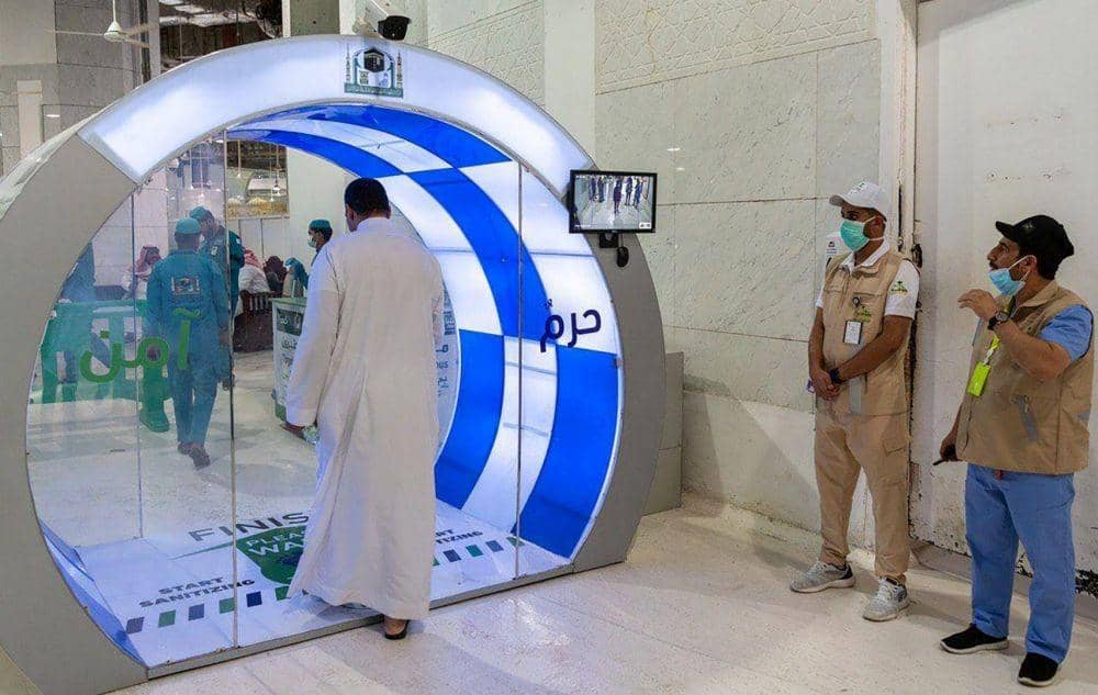 Sejumlah orang memperhatikan kamera thermal saat seorang pria memasuki gerbang sterilisasi mandiri di Masjidil Haram, sebagai tindakan pencegahan terhadap virus corona (COVID-19), pada bulan suci Ramadan, di kota suci Makkah, Arab Saudi, Kamis (7/5/2020). (ANTARA FOTO/Saudi Press Agency/Handout via REUTERS)