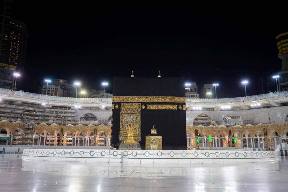 Suasana Kabah di Masjidil Haram yang kosong, sebagai tindakan pencegahan penyebaran virus corona (COVID-19), pada bulan Ramadan, di kota suci Makkah, Arab Saudi, Kamis (7/5/2020). (ANTARA FOTO/Saudi Press Agency/Handout via REUTERS)