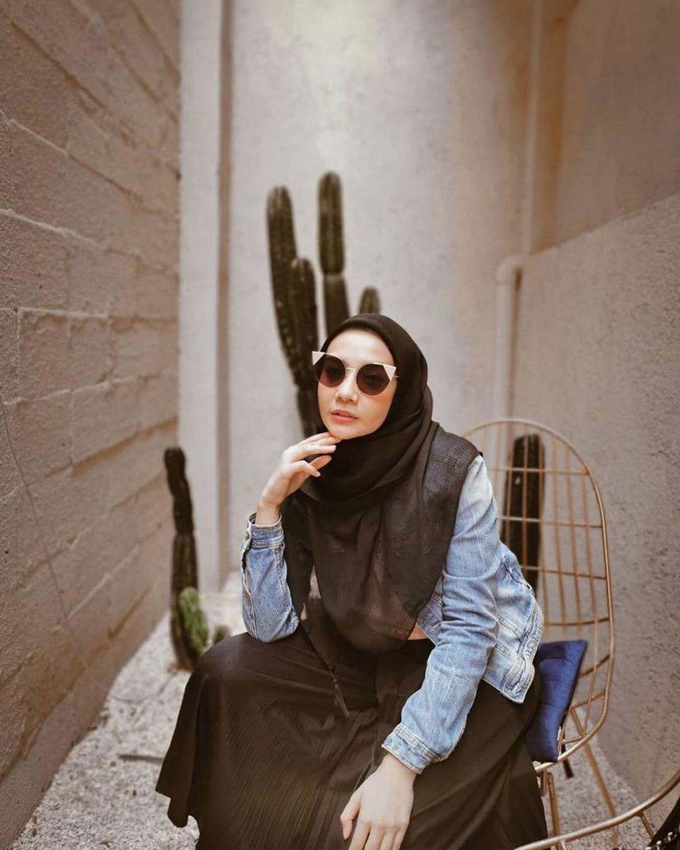 10 Ide Padukan Rok Hitam dengan Outfit ala Zaskia Sungkar, Stylish!