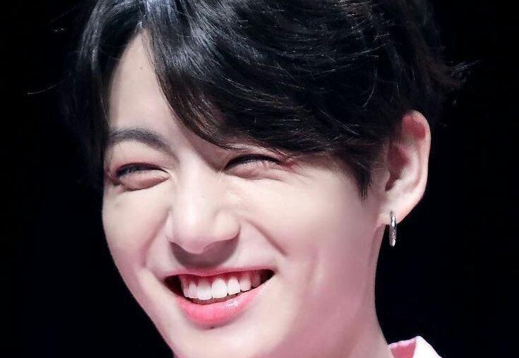 10 Potret Memesona Eye Smile Jungkook BTS yang Bikin Meleleh
