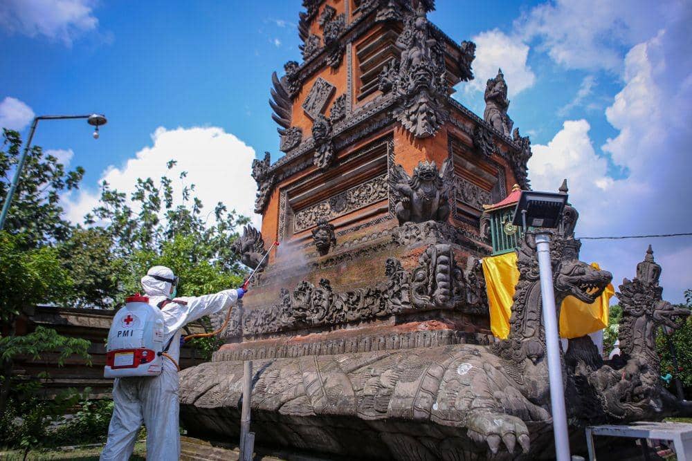 Petugas PMI menyemprotkan cairan disinfektan di Pura Kerta Jaya, Kota Tangerang (ANTARA FOTO/Fauzan)