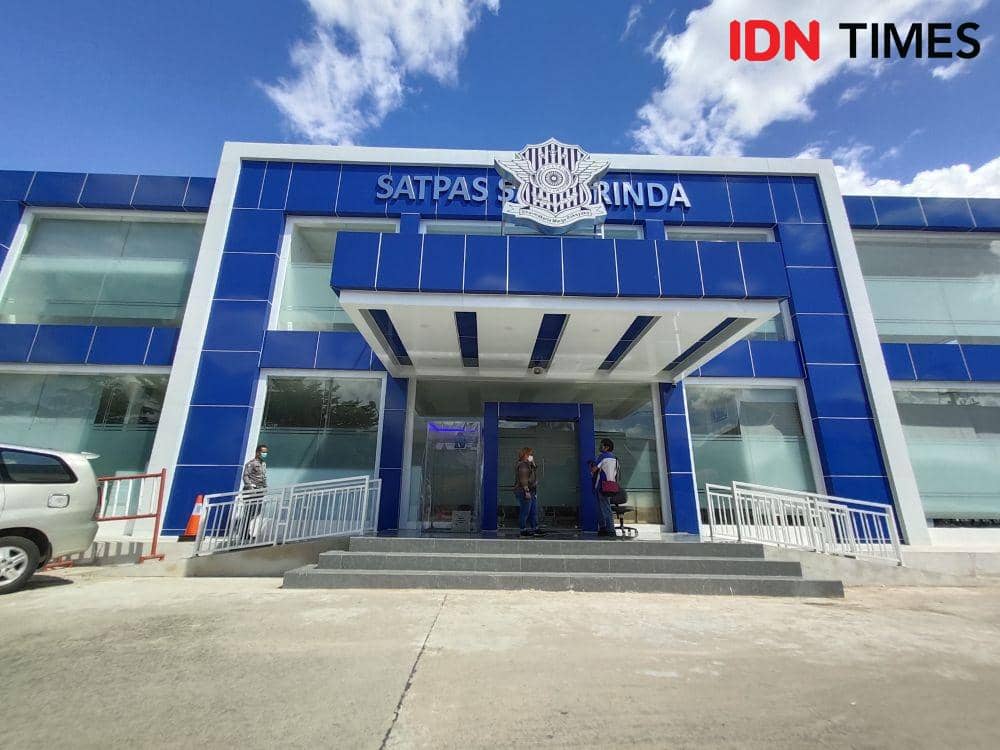 Satpas Polresta Samarinda berlakukan layanan daring untuk menghalau penumpukan massa. (IDN Times/Zulkifli Nurdin)