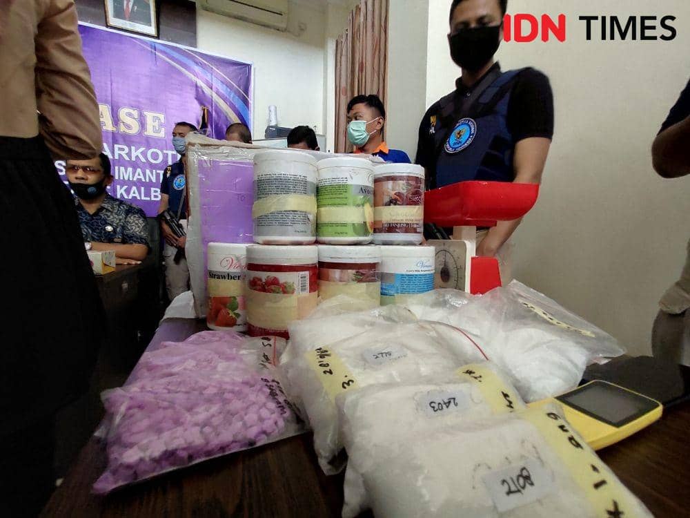 Barang bukti sabu-sabu seberat 2 kilogram dan ribuan ineks yang diamankan BNN Kaltim (IDN Times/Yuda Almerio)