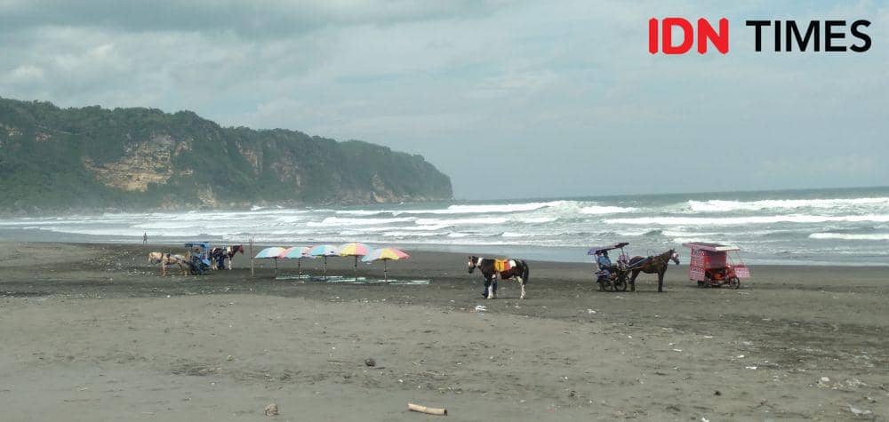 Obyek wisata Pantai Parangtritis sepi pengunjung sejak pandemik COVID-19. IDN Times/Daruwaskita