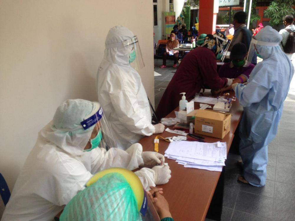 Rapid test dilakukan kepada pekerja kuliner, pekerja toko atau warung di Puskesmas Mekarsari Balikpapan (IDN Times/Hilmansyah)
