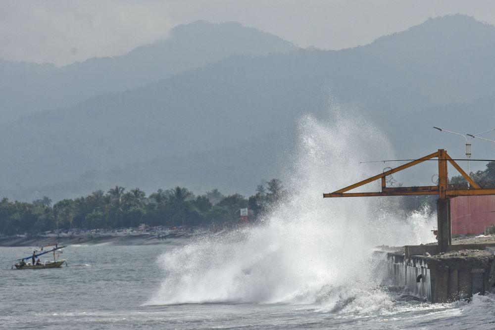 Awas! Gelombang Tinggi hingga 4 Meter Ancam 10 Perairan Ini