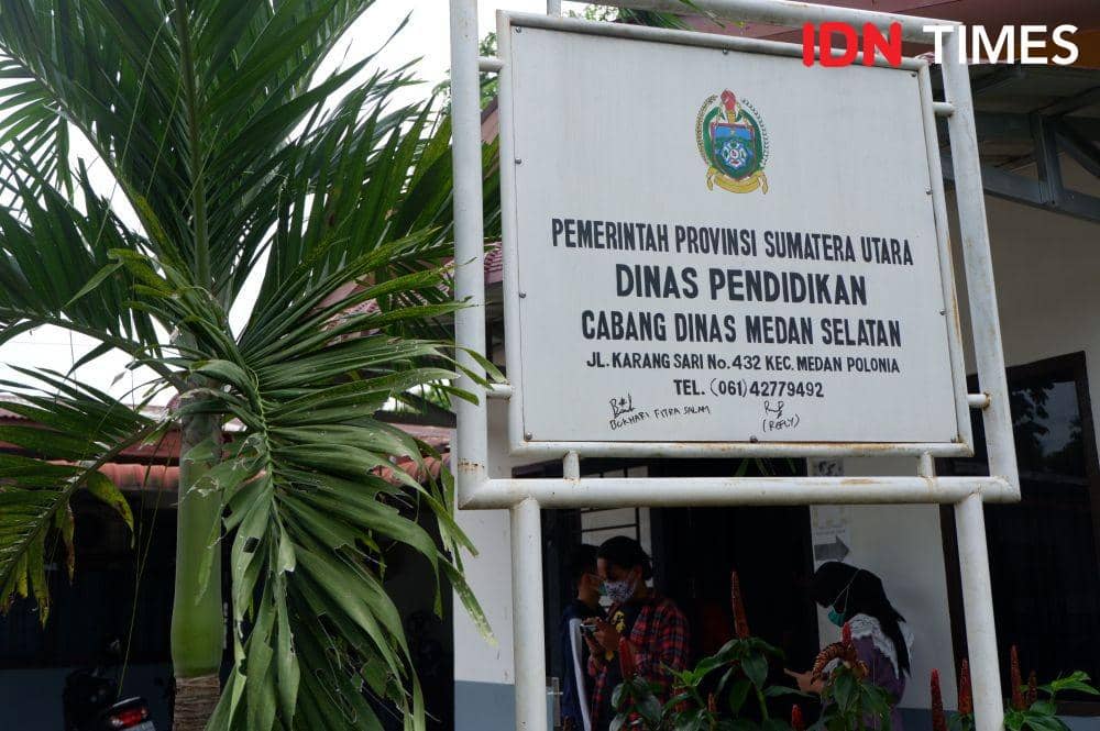 Orangtua murid komplain terhadap ribetnya PPDB Online di Kota Medan, Kamis (4/6) (IDN Times/Prayugo Utomo)