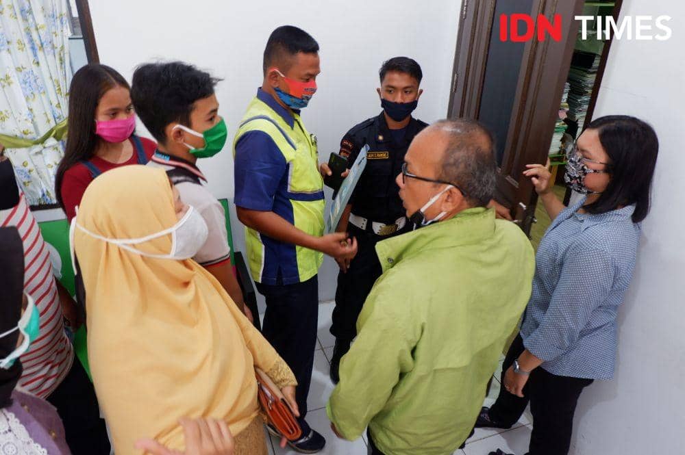 Orangtua murid komplain terhadap ribetnya PPDB Online di Kota Medan, Kamis (4/6) (IDN Times/Prayugo Utomo)