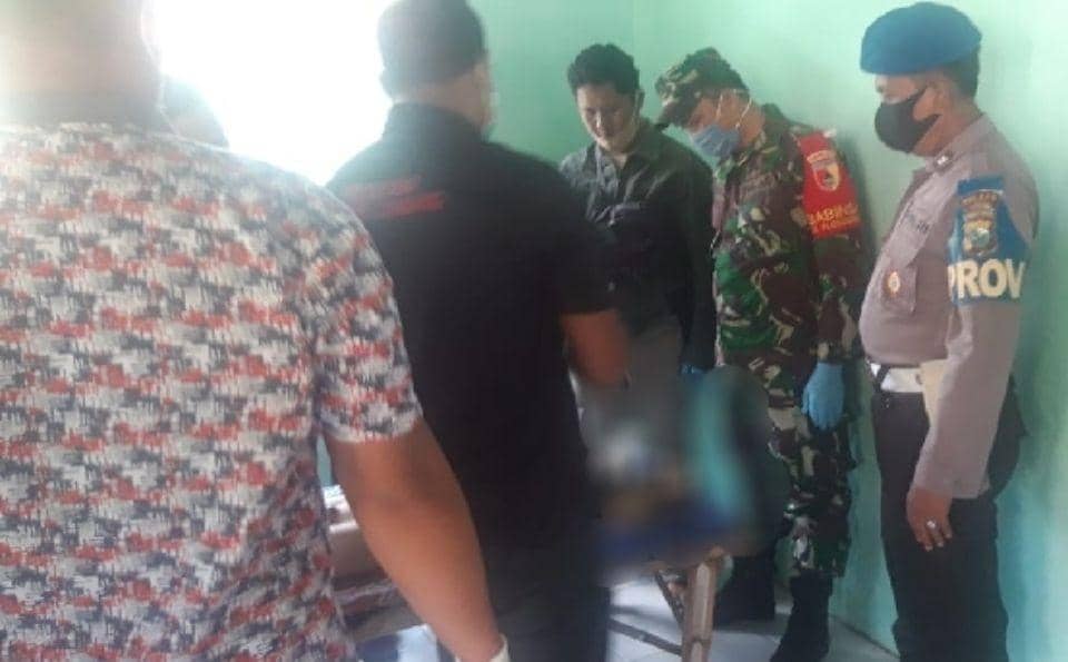 Petugas kepolisian dan tim medis memeriksa korban. IDN Times/Zainul Arifin