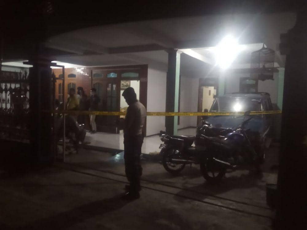 Polisi tengah berjaga di rumah pasutri yang meninggal dunia. IDN Times/Istimewa