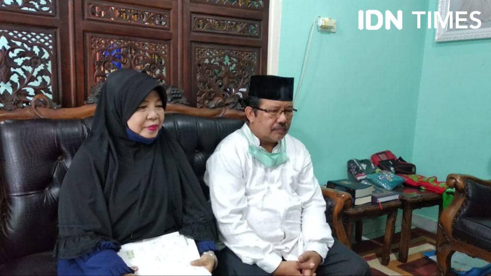 Revi bersama sang istri Erlina (IDN Times/Rangga Erfizal)