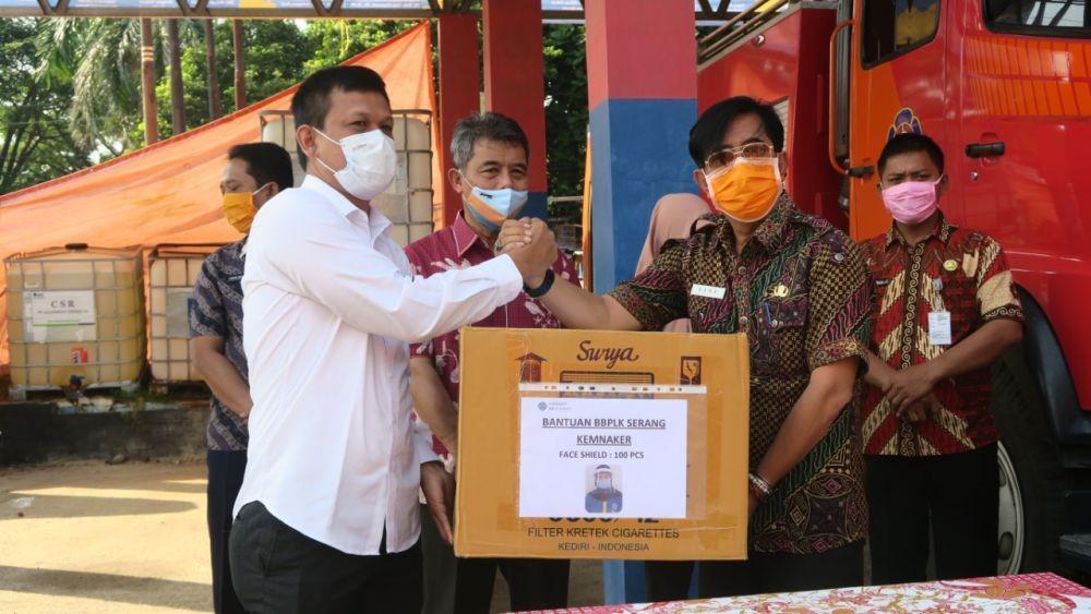 Kemnaker Salurkan Bantuan APD untuk Tenaga Medis di Serang
