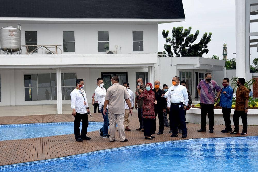 Sekretaris Daerah Provinsi Sumatera Utara R Sabrina didampingi sejumlah Organisasi Perangkat Daerah Pemprov Sumut meninjau fasilitas Wisma Atlet Pemprov di Jalan Willem Iskandar, Deliserdang, Kamis (04/06). (Biro Humas Pemprov Sumut/Fahmi Aulia)