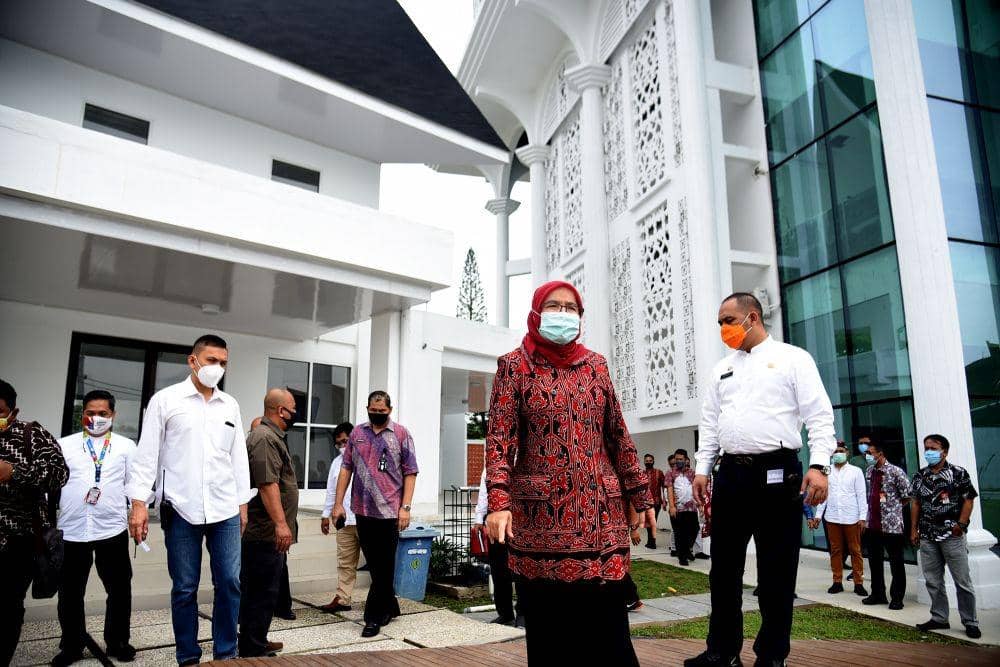 Sekretaris Daerah Provinsi Sumatera Utara R Sabrina didampingi sejumlah Organisasi Perangkat Daerah Pemprov Sumut meninjau fasilitas Wisma Atlet Pemprov di Jalan Willem Iskandar, Deliserdang, Kamis (04/06). (Biro Humas Pemprov Sumut/Fahmi Aulia)