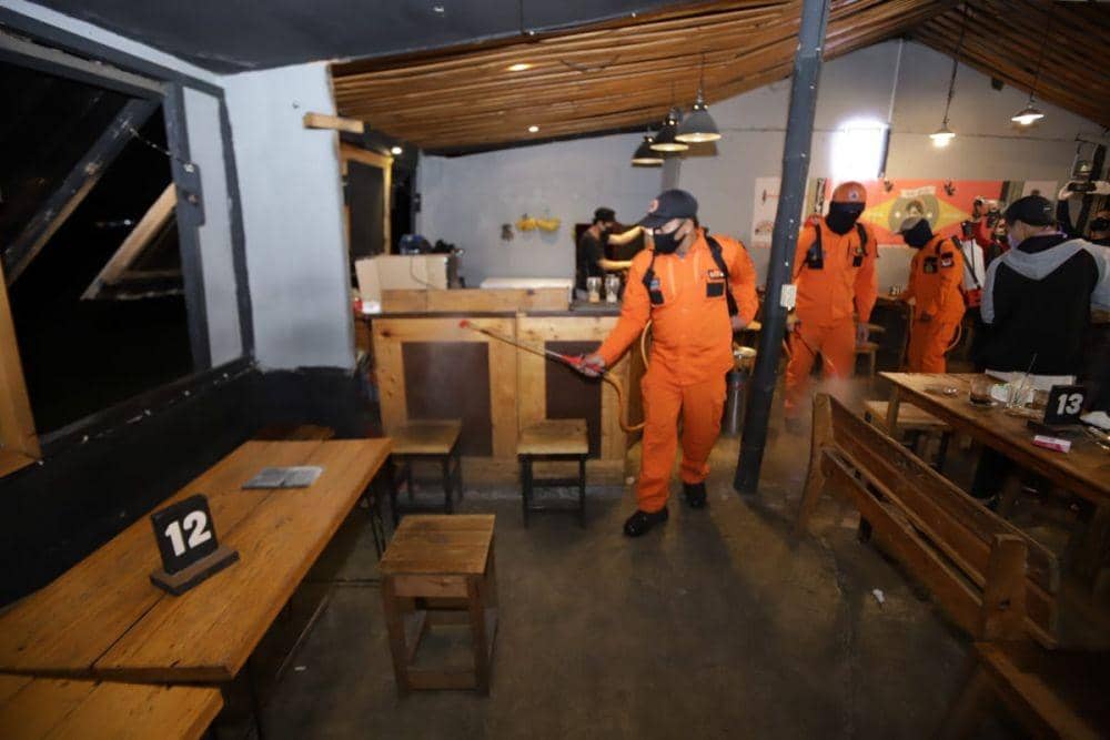 Petugas menyemprotkan cairan disinfektan di kawasan Sudimoro, Kota Malang. Dok/ Humas Pemkot Malang