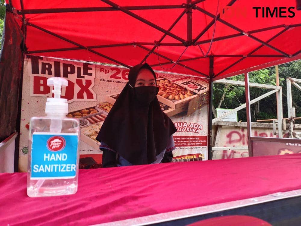 Mutmainah seorang pegawai makanan siap saji di salah satu gerainya di Jalan Bhayangkara, Kota Samarinda. (IDN Times/Zulkifli Nurdin)