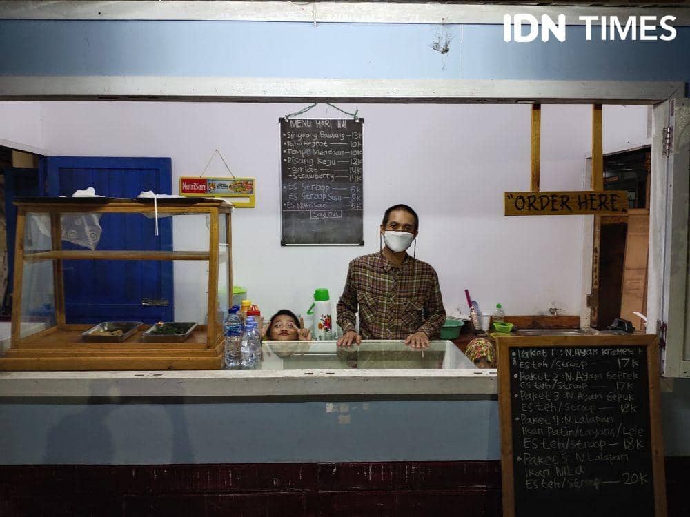 Safarullah pedagang makanan yang merasa bersyukur tempat usahanya bisa kembali berjalan sejak relaksasi diberlakukan. (IDN Times/Zulkifli Nurdin)