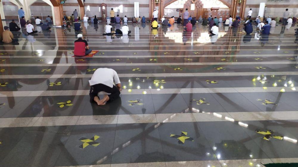 Lama Ditutup, Masjid Pusdai Bandung Gelar Solat Jumat Perdana