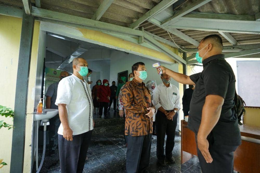 Pegawai mengecek suhu tubuh Rektor USU Runtung Sitepu disela peninjauan kesiapan fakultas jelang kenormalan baru (dok Humas USU)