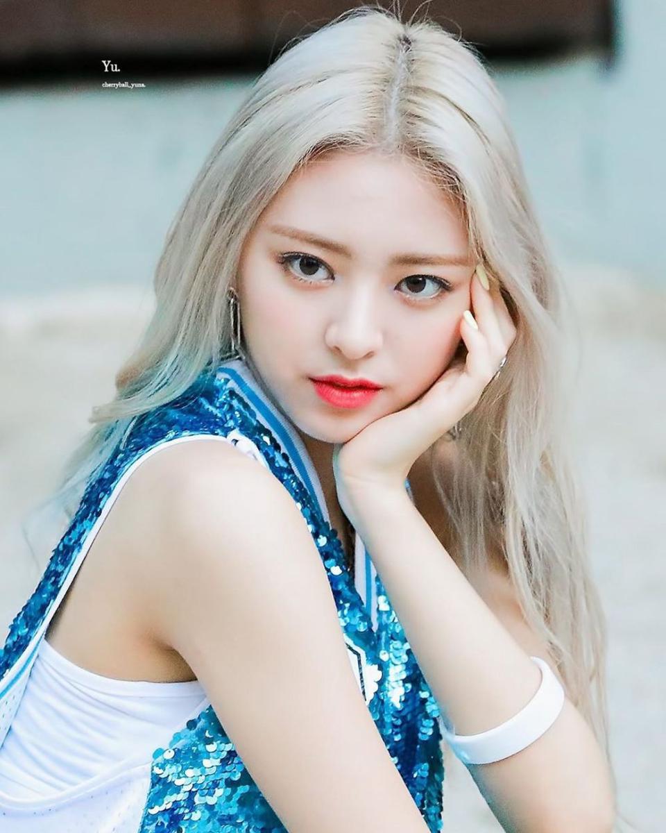 9 Momen Yuna ITZY Terlihat Glowing, Bikin Kamu Susah Berkedip!