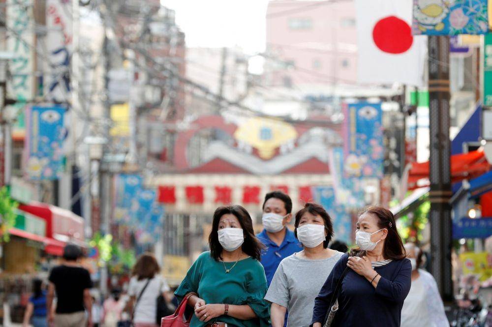 Warga memakai masker pelindung berjalan di sebuah distrik pasar lokal di tengah penyebaran penyakit virus korona (COVID-19) di Tokyo, Jepang, Rabu (13/5/2020). ANTARA FOTO/REUTERS/Kim Kyung-Hoon
