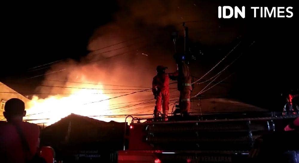 Pemadam saat berusaha menjinakkan api di Jalan Jalan Lambung Mangkurat, Kelurahan Pelita, Kecamatan Sungai Pinang, Samarinda (IDN Times/Yuda Almerio)