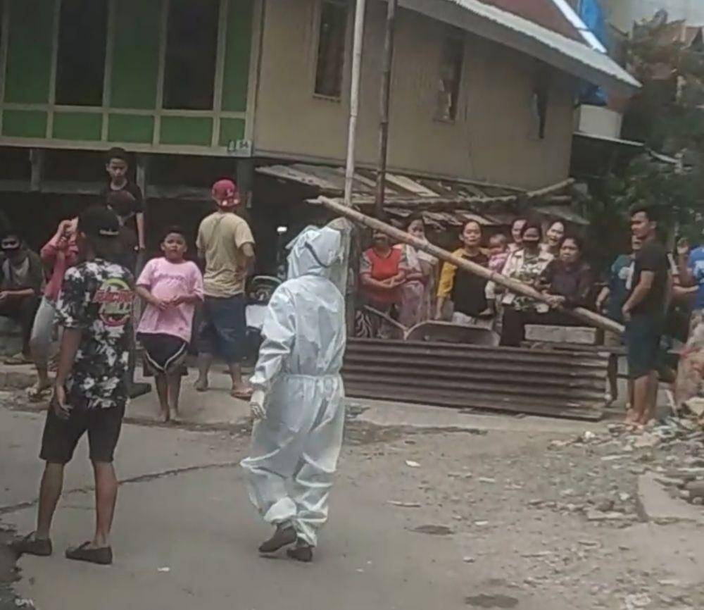 Tangkapan layar video petugas kesehatan ditolak warga di Makassar. IDN Times/Istimewa
