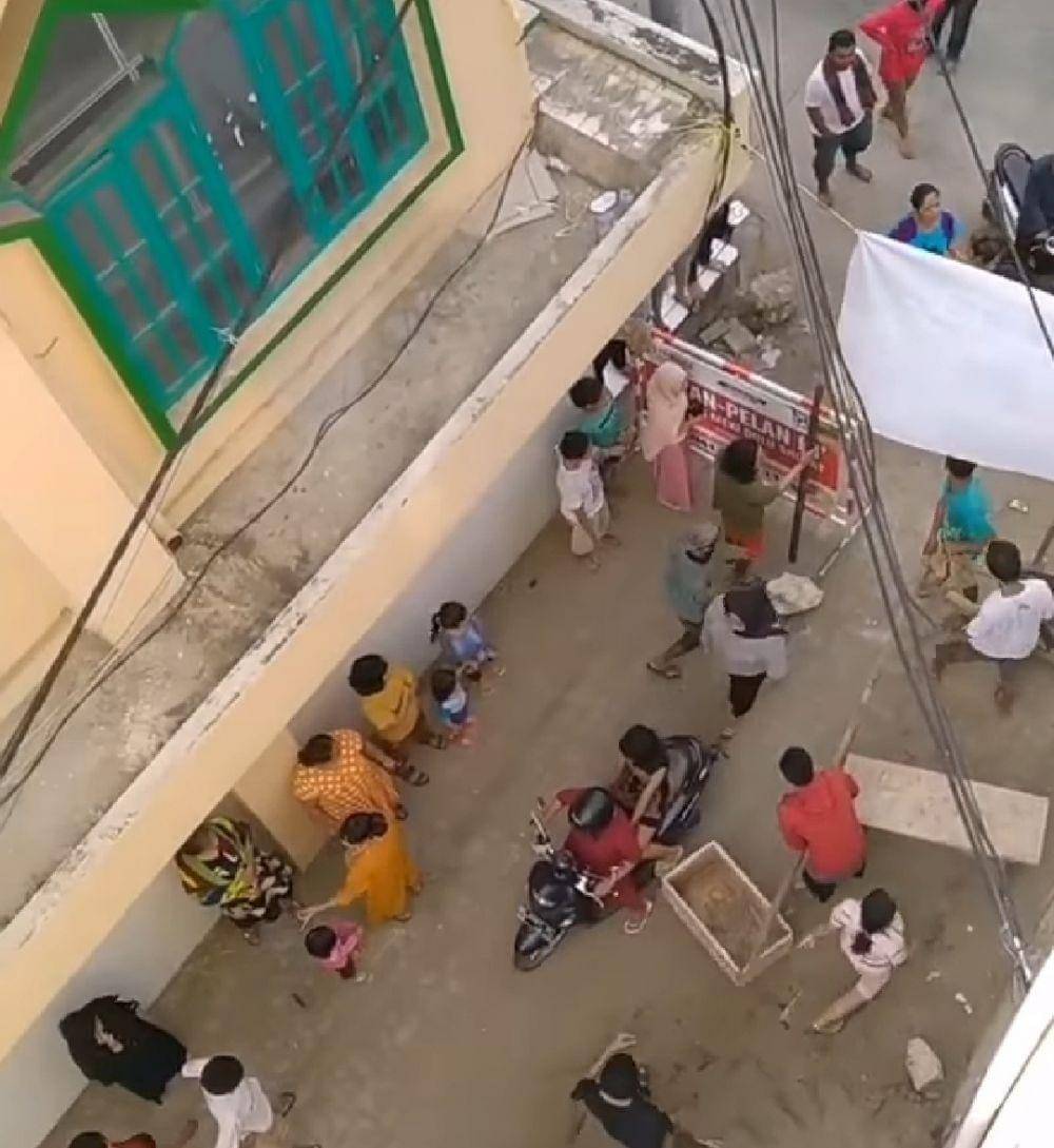 Tangkapan layar video petugas kesehatan di tolak warga di Makassar/Screenshot