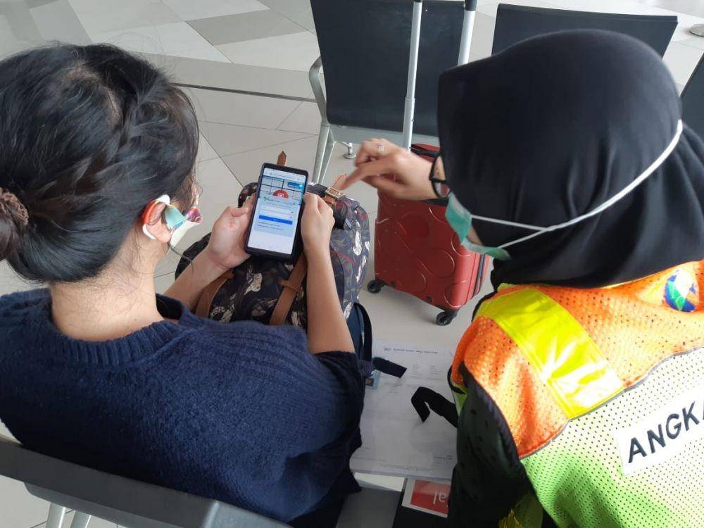 Simulasi pengecekan dokumen perjalanan untuk penerbangan secara digital. (Dok Angkasa Pura II)