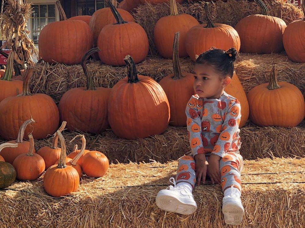 8 Potret Modisnya Stormi, Putri Sang Miliuner Kylie Jenner