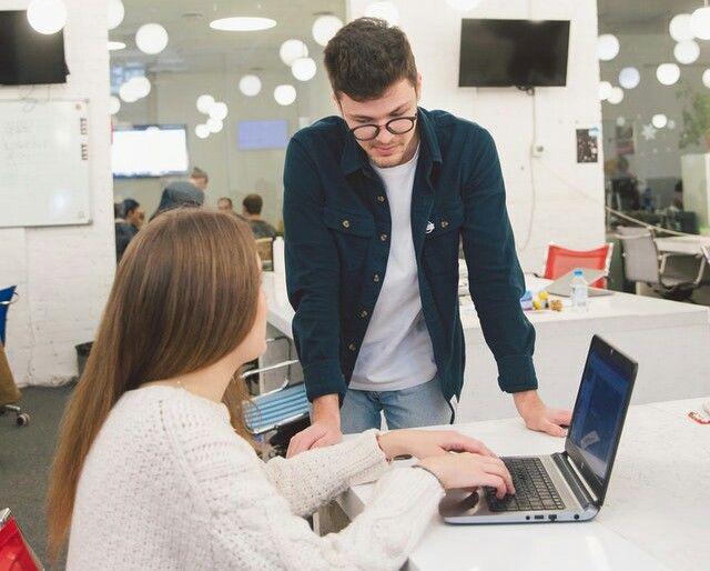 6 Hal Ini Harus Dihindari Saat PDKT dengan Teman Kantor, Biar Sukses!