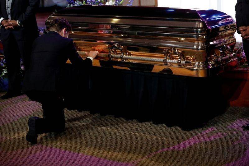 (Walikota Minneapolis Jacob Frey berlutut di depan peti jenazah George Floyd saat layanan memorial) ANTARA FOTO/REUTERS/Lucas Jackson