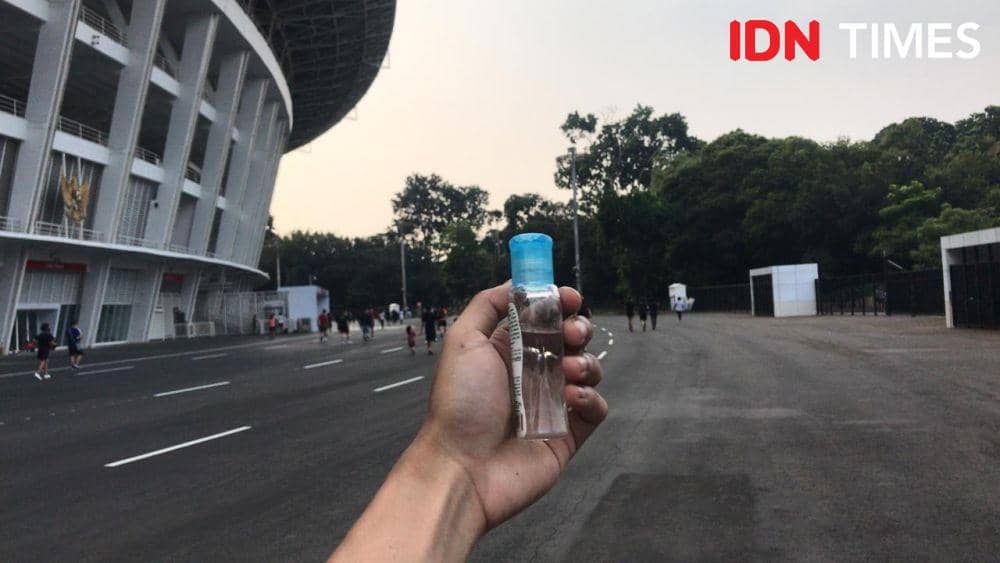 (Warga yang membawa hand sanitizer langsung diizinkan masuk) IDN Times/Arief Rahmat