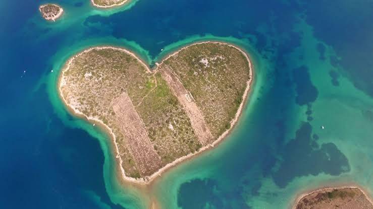 5 Pulau dengan Bentuk Paling Unik yang Ada di Dunia, Cantik Banget!
