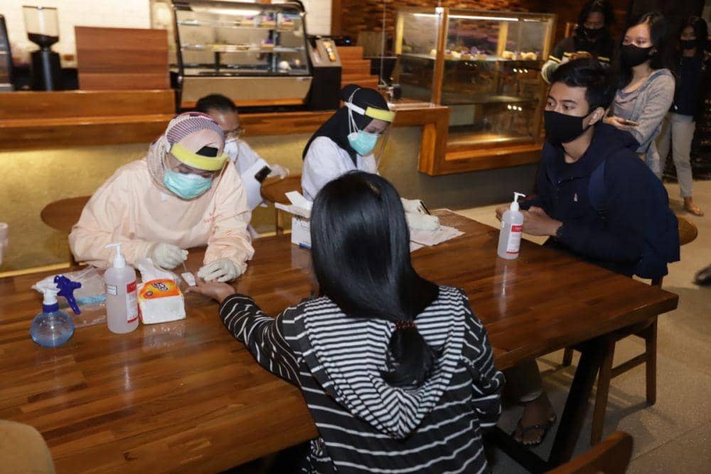 Petugas gabungan melakukan rapid test kepada para pengunjung cafe. Dok/Humas Pemkot Malang