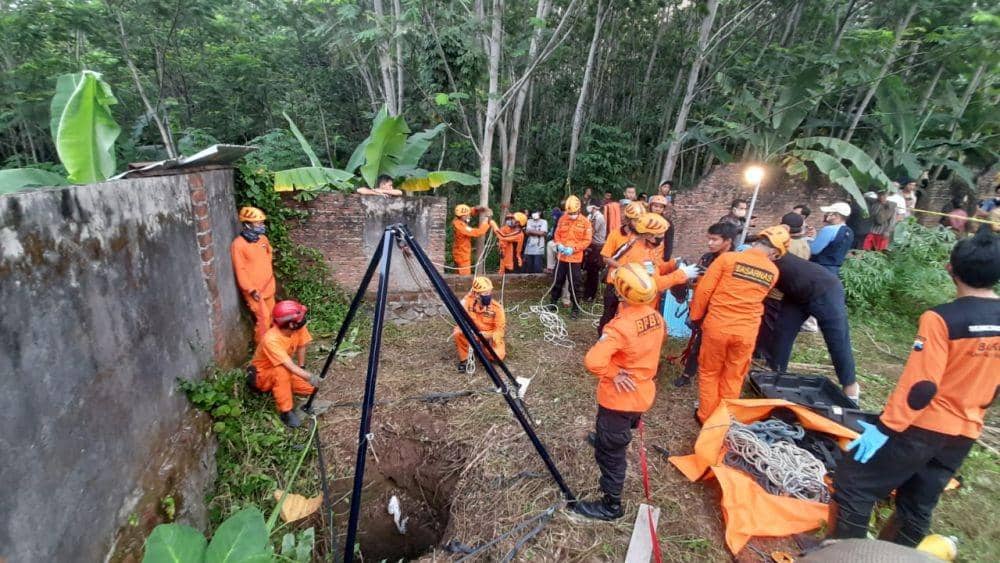 Personel Basarnas harus pakai alat khusus untuk evakuasi korban yang terperosok sumur di Pudakpayung Semarang. Dok Humas Basarnas Semarang